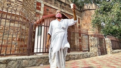 Mr Singh sells sattu drink only in the sweltering season, from April to August; the rest of the year is spent in jaggery production in Punjab and as a carpenter in his UP village. (HT Photo) Mr Singh sells sattu drink only in the sweltering season, from April to August; the rest of the year is spent in jaggery production in Punjab and as a carpenter in his UP village. (HT Photo)