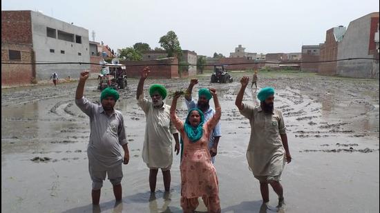 Farmers raising slogans against the Bharatiya Janata Party government and its leaders after uprooting saplings in party leader Harjit Singh Grewal’s fields. (HT FILE)
