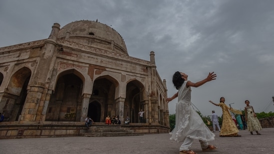 That Delhi is experiencing a heatwave when it should have been raining is yet another example of unusual turns in Delhi’s weather.(Burhaan Kinu/HT)