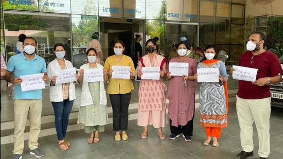 However, the sixth pay commission, which aims to better doctors’ pay scale, had reduced the component to 20% of their basic salary and had de-linked NPA from basic pay, which will hit their salary and pension benefits. (HT Photo)