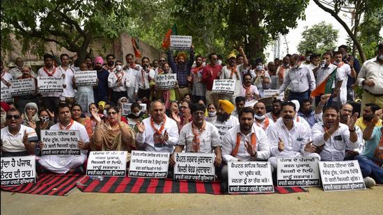 Slamming the PSPCL officials, the saffron party workers alleged that residents had been forced to bear the sweltering heat during prolonged power outages, while the PSPCL officials were themselves sitting in air conditioned rooms. (Gurpreet Singh/HT)