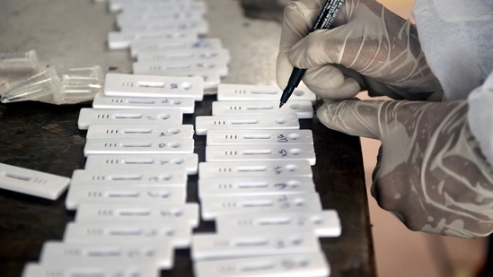 The study found that 80% of the participants had antibodies against Sars-CoV-2 virus, which causes Covid-19, in June, after the fourth wave of infections (and the second nationwide) in Delhi.(PTI ) The study found that 80% of the participants had antibodies against Sars-CoV-2 virus, which causes Covid-19, in June, after the fourth wave of infections (and the second nationwide) in Delhi.(PTI )
