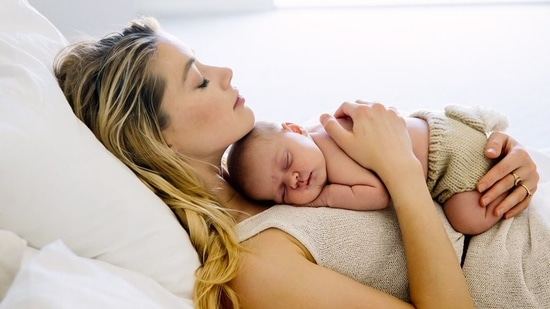 Amber Heard announced the birth of her daughter Oonagh with a photo of them.