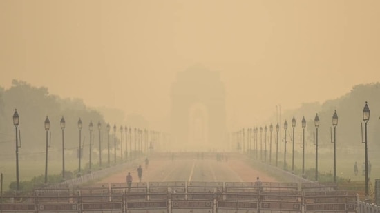 A view of India Gate blanketed in heavy haze in New Delhi.(Amal KS / HT Photo) A view of India Gate blanketed in heavy haze in New Delhi.(Amal KS / HT Photo)