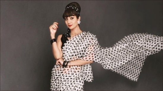 Shilpa Shetty adds bold twist to retro in sheer organza silk saree, knot blouse(Instagram/theshilpashetty)