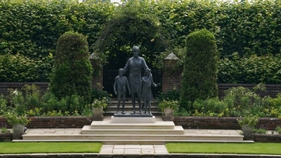 The statue shows the Princess as she was at the time of her death in 1997. The greenish bronze statue shows Diana, who was killed in a Paris car crash in 1997, surrounded by three children, which Kensington Palace said represented "the universality and generational impact" of her work.  (REUTERS)