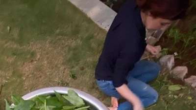 Twinkle Khanna: Both, Twinkle and her husband Akshay Kumar are passionate about gardening and have a variety of vegetables growing in their home garden. (Instagram/@twinklerkhanna)
