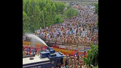 Water cannon being used to keep Aam Aadmi Party workers at bay as they protested the power cuts in Punjab, near chief minister Capt Amarinder Singh’s farmhouse at Siswan in Mohali district on Saturday. (Ravi Kumar/HT) Water cannon being used to keep Aam Aadmi Party workers at bay as they protested the power cuts in Punjab, near chief minister Capt Amarinder Singh’s farmhouse at Siswan in Mohali district on Saturday. (Ravi Kumar/HT)