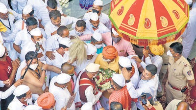 Devotees at the “prasthan” ceremony of Sant Dnyaneshwar Maharaj palkhi at Alandi in Pune, on Monday. (HT PHOTO)