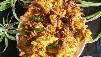 Pyaz pakoda: This classic all-time favourite chai time dish is a must during the rainy season. It is not just easy to make but also takes just a few minutes to prepare. The more you eat, the more you want. You just cannot stop at one, you have to go for more. (Instagram/@gunjan_kitchen_food)