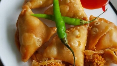 Moong dal samosa: Every desi person has a special corner for samosas in their heart. This popular Indian snack needs just a few ingredients to prepare and is best enjoyed during the rainy season.  (Instagram/@altsugarnspice food_hauls)