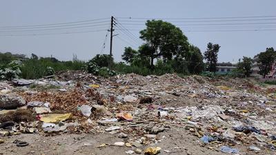 Residents alleged that waste collectors frequently burn garbage at the plot which leads to a lot of smoke and foul smell in the area. (HT Photo)