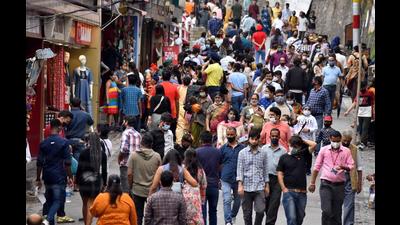 Tourists thronging Shimla on Saturday after the state government relaxed curbs on gatherings in view of the decline in the number of Covid-19 cases. (Deepak Sansta/HT)