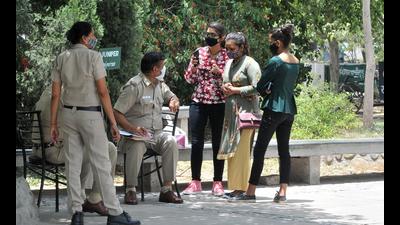 Police personnel challaning visitors for not wearing face masks at Sukhna Lake in Chandigarh. Mask violations invite a fine of ₹1,000 in the city. (Ravi Kumar/HT) Police personnel challaning visitors for not wearing face masks at Sukhna Lake in Chandigarh. Mask violations invite a fine of ₹1,000 in the city. (Ravi Kumar/HT)
