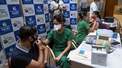 Health workers inoculate people with a dose of the Sputnik vaccine against the Covid-19 coronavirus at the Indraprastha Apollo hospital in New Delhi. (AFP) Health workers inoculate people with a dose of the Sputnik vaccine against the Covid-19 coronavirus at the Indraprastha Apollo hospital in New Delhi. (AFP)