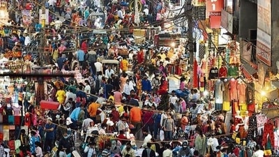 The traders' bodies in Delhi pointed out it is impossible to control crowds outside shops and the responsibility of controlling them lies with the administration. (Raj K Raj/ HT file photo) The traders' bodies in Delhi pointed out it is impossible to control crowds outside shops and the responsibility of controlling them lies with the administration. (Raj K Raj/ HT file photo)