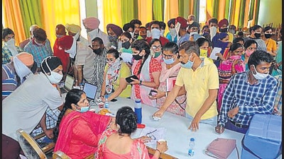 WHERE IS SOCIAL DISTANCING? People queuing up to get the Covid vaccine at GNE College in Ludhiana on Saturday. (Harsimar Pal Singh/HT) WHERE IS SOCIAL DISTANCING? People queuing up to get the Covid vaccine at GNE College in Ludhiana on Saturday. (Harsimar Pal Singh/HT)