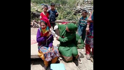 A member of the mobile vaccination team of the Ramban health department administering a dose of the Covid-19 vaccine to a beneficiary in Ramban on Saturday. (ANI) A member of the mobile vaccination team of the Ramban health department administering a dose of the Covid-19 vaccine to a beneficiary in Ramban on Saturday. (ANI)