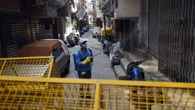 Delhi prosecuted the most number of people -- 6,775 -- on June 29 for offences including not wearing masks, lack of social distancing and spitting in public. This was followed by July 2 when 6,731 challans were issued. (Ajay Aggarwal / HT Photo) Delhi prosecuted the most number of people -- 6,775 -- on June 29 for offences including not wearing masks, lack of social distancing and spitting in public. This was followed by July 2 when 6,731 challans were issued. (Ajay Aggarwal / HT Photo)