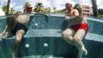 Newly-arrived tourists from Israel, relax in a jacuzzi. (REUTERS/Jorge Silva)