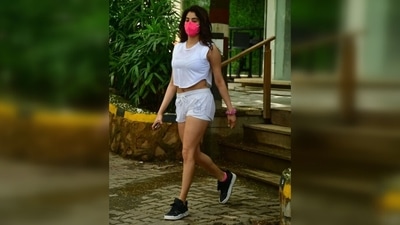 Janhvi wore a bright pink face mask and added a pop of colour to her all-white look. The 24-year-old left her locks open in a side parting. (Varinder Chawla) Janhvi wore a bright pink face mask and added a pop of colour to her all-white look. The 24-year-old left her locks open in a side parting. (Varinder Chawla)