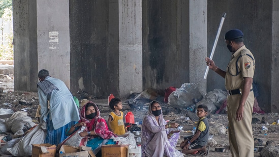 The civic body informed the court that food packets were being distributed to the people belonging to this section of the society all over Mumbai with help from NGOs.(Pratik Chorge/Hindustan Times)