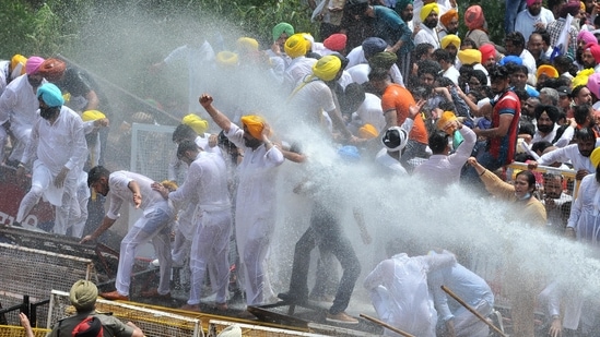 Punjab Police use water cannon on AAP leaders and supporters during a protest march towards Punjab Chief Minister Capt Amrinder Singh’s Farm House, at Siswan T Point, near Chandigarh, (Ravi Kumar/Hindustan Times) Punjab Police use water cannon on AAP leaders and supporters during a protest march towards Punjab Chief Minister Capt Amrinder Singh’s Farm House, at Siswan T Point, near Chandigarh, (Ravi Kumar/Hindustan Times)