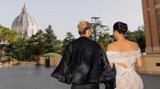 PHOTOS: Look During Kim Kardashian's Dress 8 According to the Vatican Museums website, only "properly dressed visitors" The church and chapel located in the Apostolic Palace, the official residence of the Pope, is allowed to enter. (Instagram)