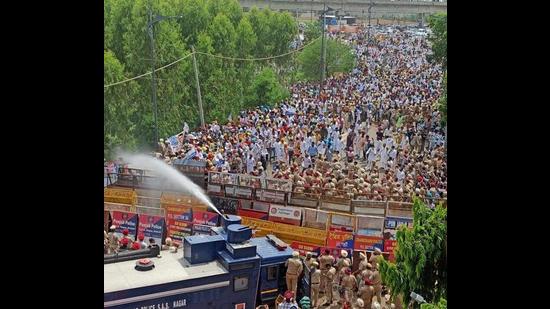 Water cannon being used to keep Aam Aadmi Party workers at bay as they protested the power cuts in Punjab, near chief minister Capt Amarinder Singh’s farmhouse at Siswan in Mohali district on Saturday. (Ravi Kumar/HT)