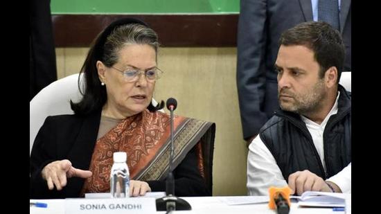 The 25 years since the 1996 election have seen the Congress return to power twice, but its governments were dominated by Sonia Gandhi. Following the party’s humiliation in the 2014 election, the party has sunk to an all-time low. The dynasts no longer have the charisma to win votes. But there is no sign of a non-dynastic leader emerging. (Sonu Mehta/HT PHOTO)