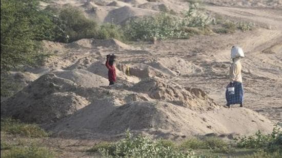 Sand mined from nearby Sone River in Patna and Bhojpur districts is shipped to Chirand in boats to be smuggled to north Bihar and neighbouring districts of Uttar Pradesh. (Burhaan Kinu/HT PHOTO)