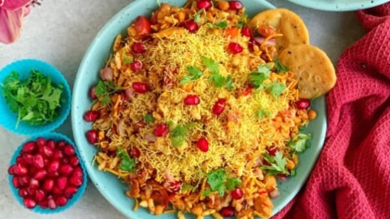 Bhelpuri: Just the name can make you droll. Try this iconic street food at home without worrying about waking up to an upset tummy the next day. (Instagram/@365daysofeating)