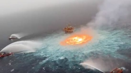 Pemex said that it took more than five hours to completely put off the fire on the Gulf of Mexico, and that it would probe the reason behind the fire. (Screenshot of video tweeted by @MLopezSanMartin)
