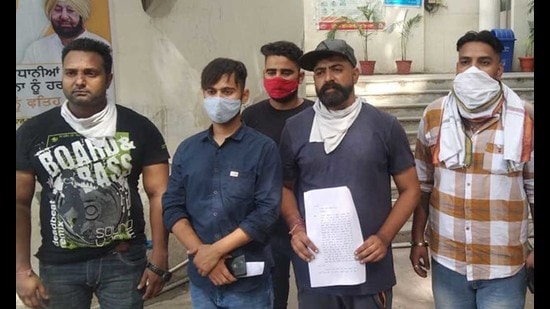 Family members of the woman who tried to commit suicide protesting outside the Ludhiana police commissioner’s office. (HT PHOTO)