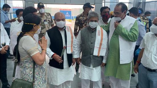 Union minister Narendra Singh Tomar reaches Dehradun as BJP’s central observer to select a new leader of legislative party in a meeting at 3pm. (HT Photo)