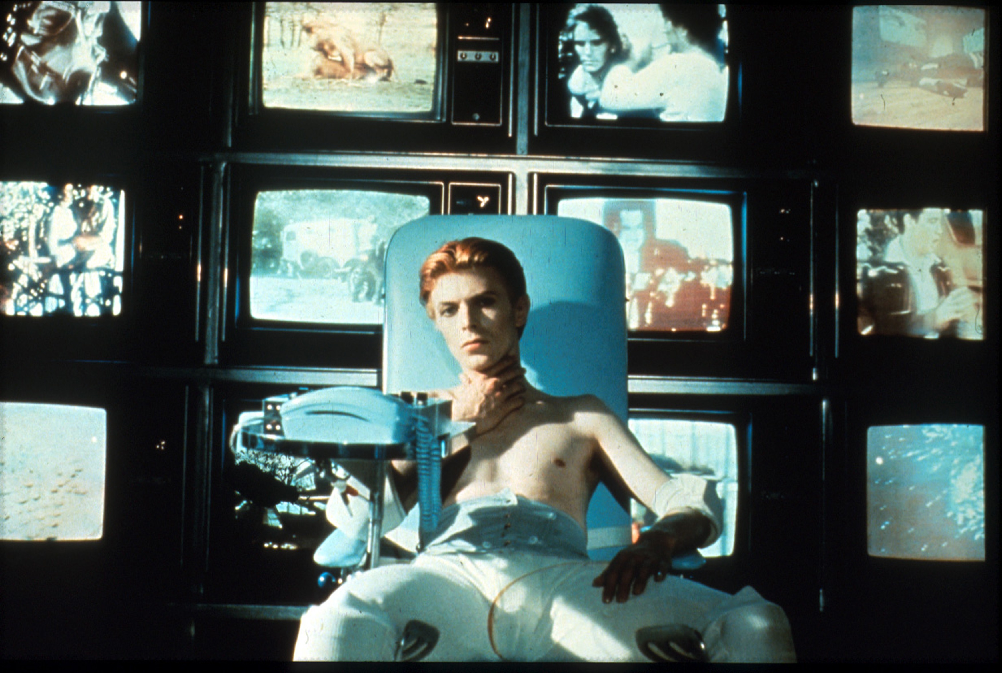 In The Man Who Fell to Earth (1976), David Bowie plays a humanoid battling addiction and depression. In The Man Who Fell to Earth (1976), David Bowie plays a humanoid battling addiction and depression.