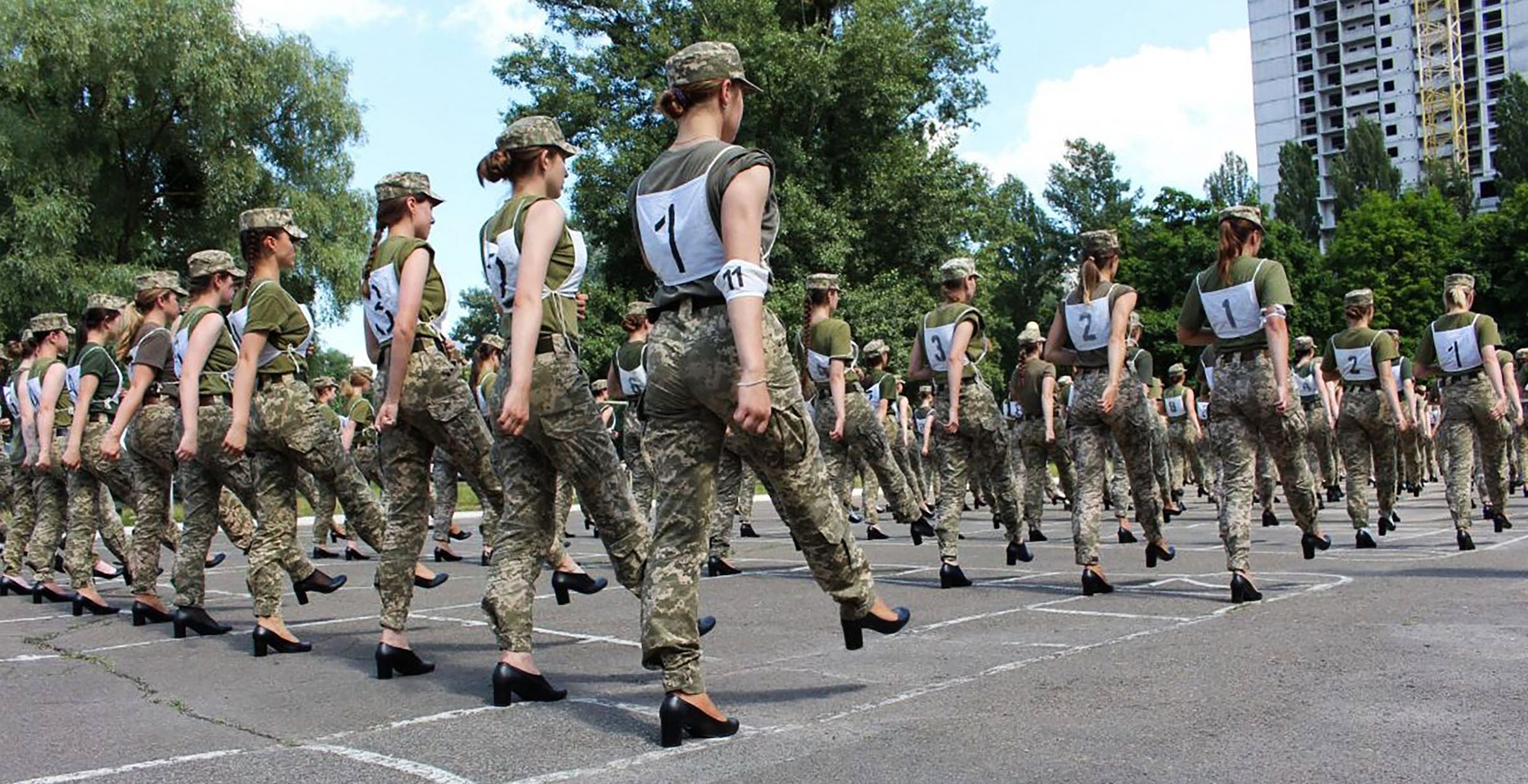 A escolha do calçado gerou uma torrente de críticas nas redes sociais e no parlamento, e levou a acusações de que as mulheres soldados tinham sido sexualizadas. (AFP)