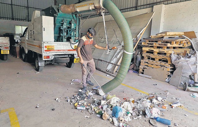 “Jatayu” is capable of handling wet and dry garbage of varied types. (RAHUL RAUT/HT) “Jatayu” is capable of handling wet and dry garbage of varied types. (RAHUL RAUT/HT)