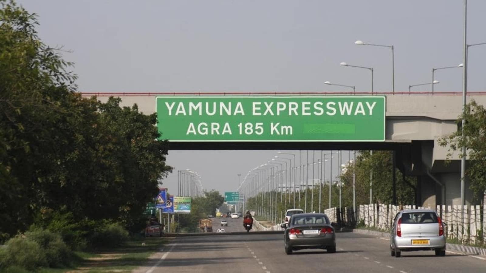 Fine for flouting speed limit, crash barriers on Yamuna Expressway soon - Hindustan Times