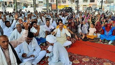 Farmers gathered during a mahapanchayat at Uchana town in Haryana’s Jind district on Sunday. (Manoj Dhaka/HT)