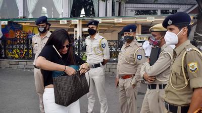 Cops warn a tourist strolling without wearing a mask on The Ridge in Shimla on Sunday. (Deepak Sansta/HT) Cops warn a tourist strolling without wearing a mask on The Ridge in Shimla on Sunday. (Deepak Sansta/HT)