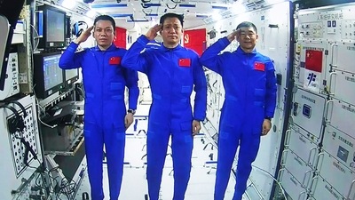 Chinese astronauts, from left; Tang Hongbo, Nie Haisheng, and Liu Boming salute from aboard China's space station core module Tianhe during a video conversation with Chinese President Xi Jinping, (AP) Chinese astronauts, from left; Tang Hongbo, Nie Haisheng, and Liu Boming salute from aboard China's space station core module Tianhe during a video conversation with Chinese President Xi Jinping, (AP)