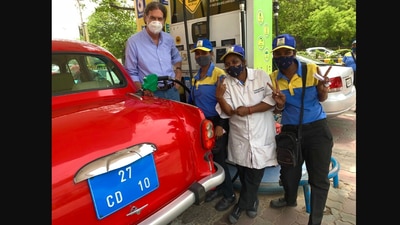The image shows Walter J. Lindner, German Ambassador to India, with employees of a petrol pump managed solely by women. (Twitter/@@AmbLindnerIndia)