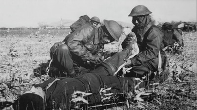 Soldiers of the 60 Para Field Ambulance treating the wounded at Munsan Falls (Korean Culture Center/Korean War Special Exhibition 60 Para Field Ambulance) Soldiers of the 60 Para Field Ambulance treating the wounded at Munsan Falls (Korean Culture Center/Korean War Special Exhibition 60 Para Field Ambulance)