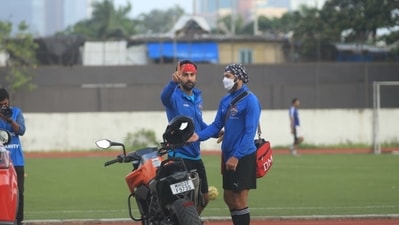 Ranbir Kapoor chatting with Dino Morea at the game.