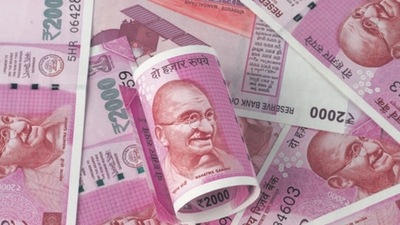Vijay returned to Shivaji Bridge station around 6.30pm and was safely handed over the bag with  ₹1 lakh by Constable Narender Kumar after due formalities. (IStock/HT File)