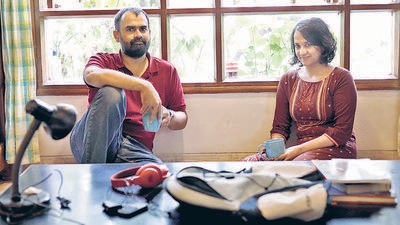 Helming the freecycling movement in the city is the husband-wife duo of Anupam Barve and Maitra. (In foreground) Items from freecycling. (Rahul Raut/HT Photo) Helming the freecycling movement in the city is the husband-wife duo of Anupam Barve and Maitra. (In foreground) Items from freecycling. (Rahul Raut/HT Photo)