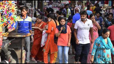 INVITING THE THIRD WAVE? SResidents seen thronging the Field Ganj market in Ludhiana on Sunday, with complete disregard to mask or social distancing norms, (Harsimar Pal Singh/HT)