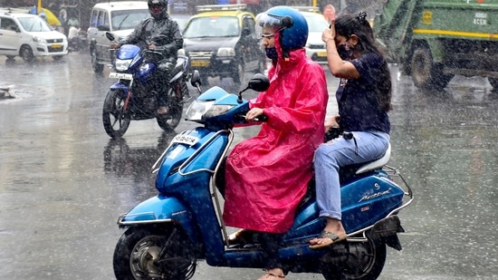 A deviation in the predicted weather pattern led to delayed and scanty rainfall in most parts of the country.(Anshuman Poyrekar/HT Photo)