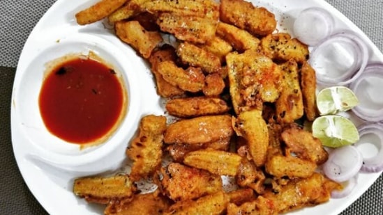 Baby corn pakodas: Pakodas are a must in the monsoons. Whether it is piaz pakodas or corn pakodas, you just cannot say no to these delicious monsoon snacks.(Instagram/@hungry_panda_kitchen)